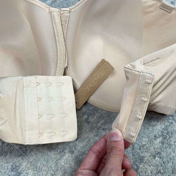 NWT Skims Weightless Strapless Bra Sand Beige Underwire Sz 40DDDD 40G - Picture 3 of 6